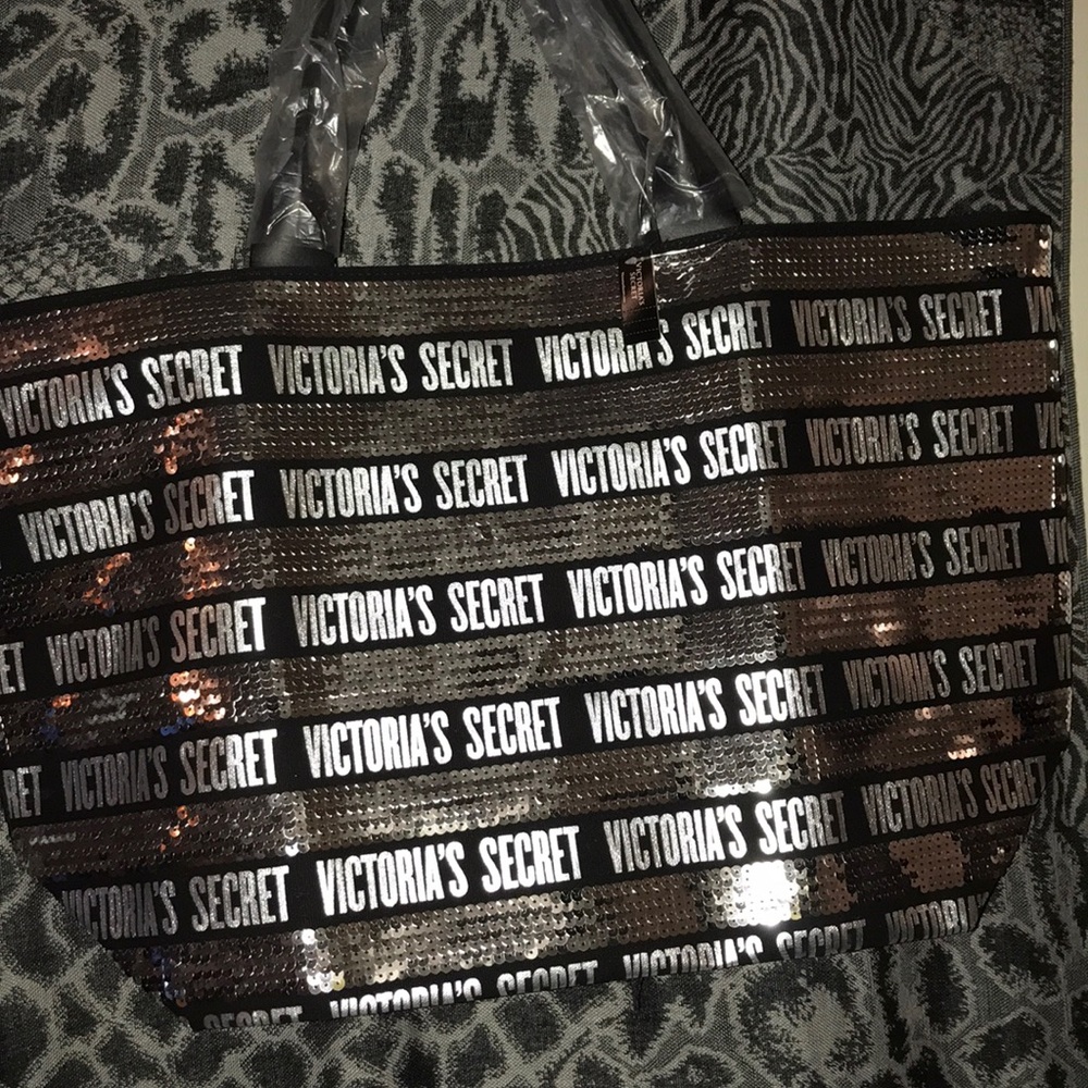 Brand new Victoria secret bag . Never used .